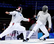 爱游戏娱乐-中原雷霆队鏖战塞北金雕队，击剑杯赛险胜，核心复出即建功。新人首发惊艳的简单介绍