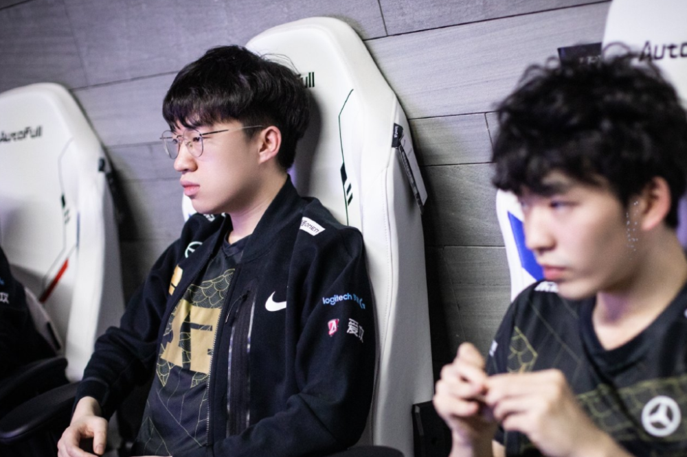 爱游戏娱乐- 巴塞罗那队教练 